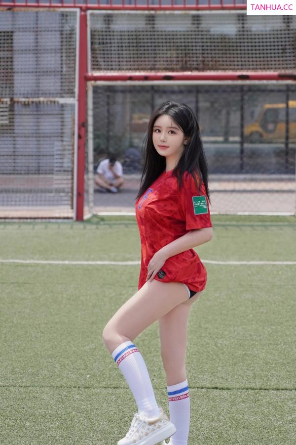   [XiuRen]高清写真图 2024.06.20 No.8733 小薯条nienie 美腿丝袜第12张图片